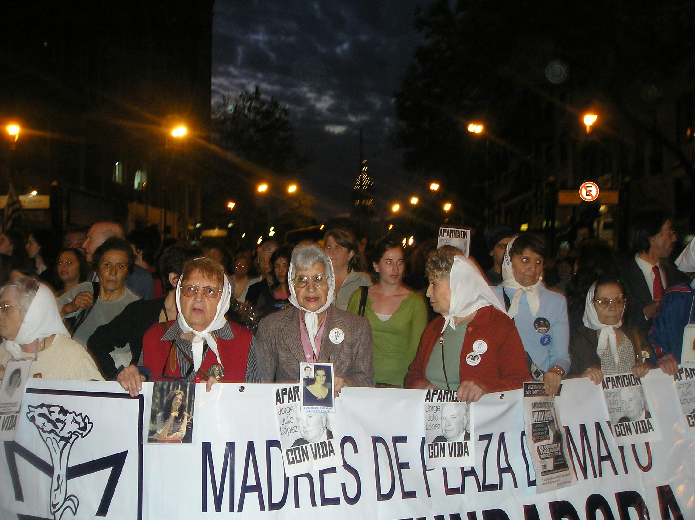 اکتبر ۲۰۰۶، تظاهرات مادران میدان مایو