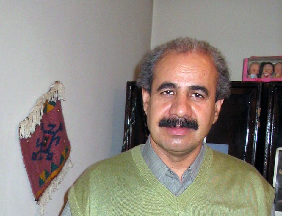 موسی اکرمی، استاد فلسفه، دارای تخصص دانشگاهی در رشته فیزیک