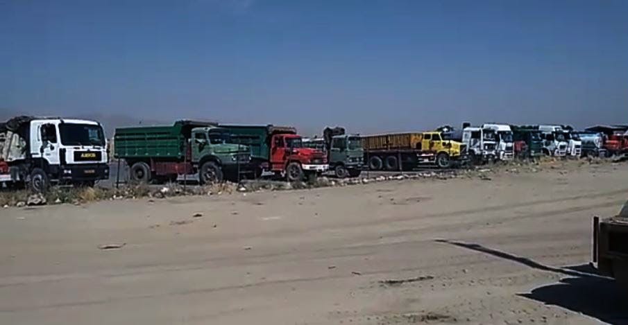 عکس: همدان، کامیون‌ها از حرکت بازایستاده‌اند. اعتصاب کامیونداران در شهرهای مختلف ادامه دارد.