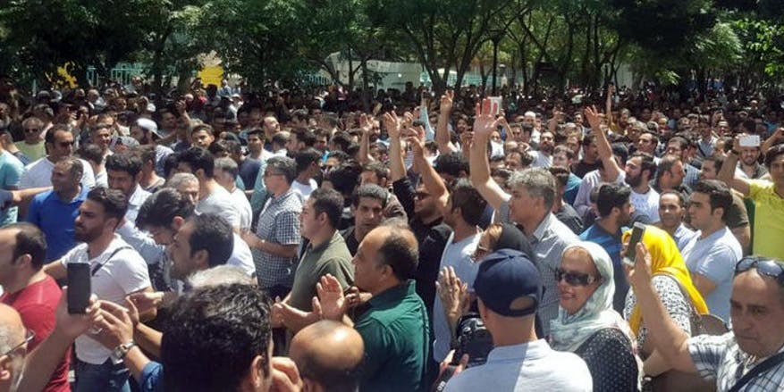 صحنه‌ای از یک تظاهرات اعتراضی در تهران، ۴ تیر ۱۳۹۷