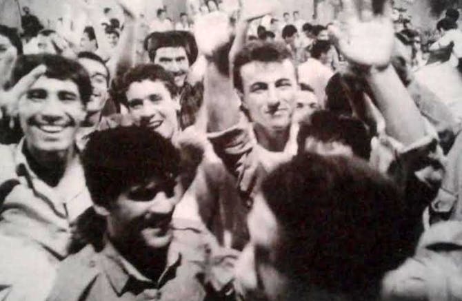 اسرای آزاد شده توسط مجاهدین قبل از بازگشت به ایران (منبع: نشریه اتحادیه انجمن‌های دانشجویان مسلمان خارج از کشور شماره ۱۴۴، ۱۸ شهریور ۱۳۶۷)
