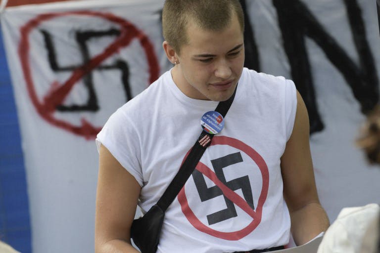 علیه نازیسم. یک جوان سوئدی شرکت‌کننده در تظاهراتی علیه نازیسم و نژادپرستی در استکلهم (اول سپتامبر ۲۰۱۸) − AFP PHOTO