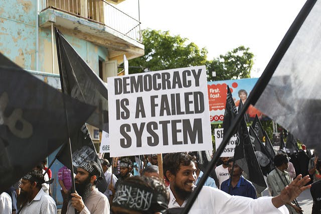 تظاهرات مسلمانان افراطی در مالدیو (۶ سپتامبر ۲۰۱۴). می‌گویند دموکراسی نظامی شکست خورده است، به جای آن باید حکومت اسلامی برقرار شود