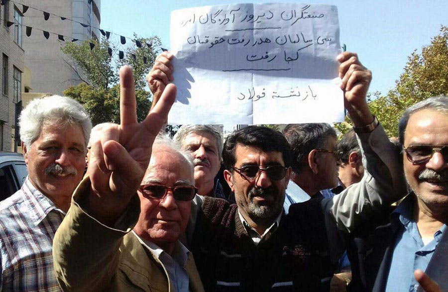 جمعی از بازنشستگان صنایع فولاد، در تظاهراتی در مقابل نهاد ریاست‌جمهوری − ۱۸ مهر ۱۳۹۶