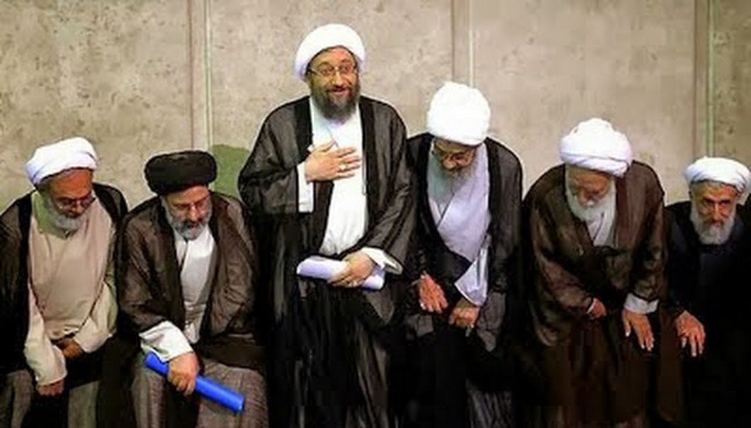 جمعی از آخوندهای درباری در حال تعظیم به خامنه‌ای