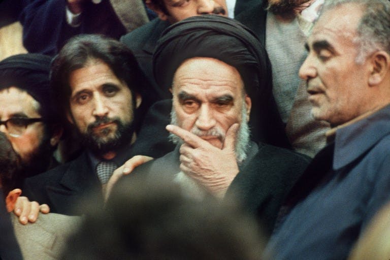 روح‌الله خمینی در روز بازگشت به ایران ــ عکس: AFP