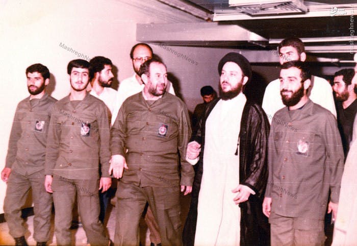 حاج داوود رحمانی در کنار محمدباقر حکیم رئیس مجلس اعلای انقلاب اسلامی عراق در دیدار از زندان قزلحصار
