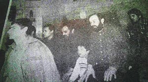 حاج‌داوود رحمانی و فرزند خردسالش هانی در نماز جماعت زندان