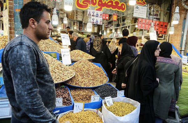 خبر گزاری ایلنا بالای این عکس تیتر زده است: بوی عید از بازار امسال نمی‌آید