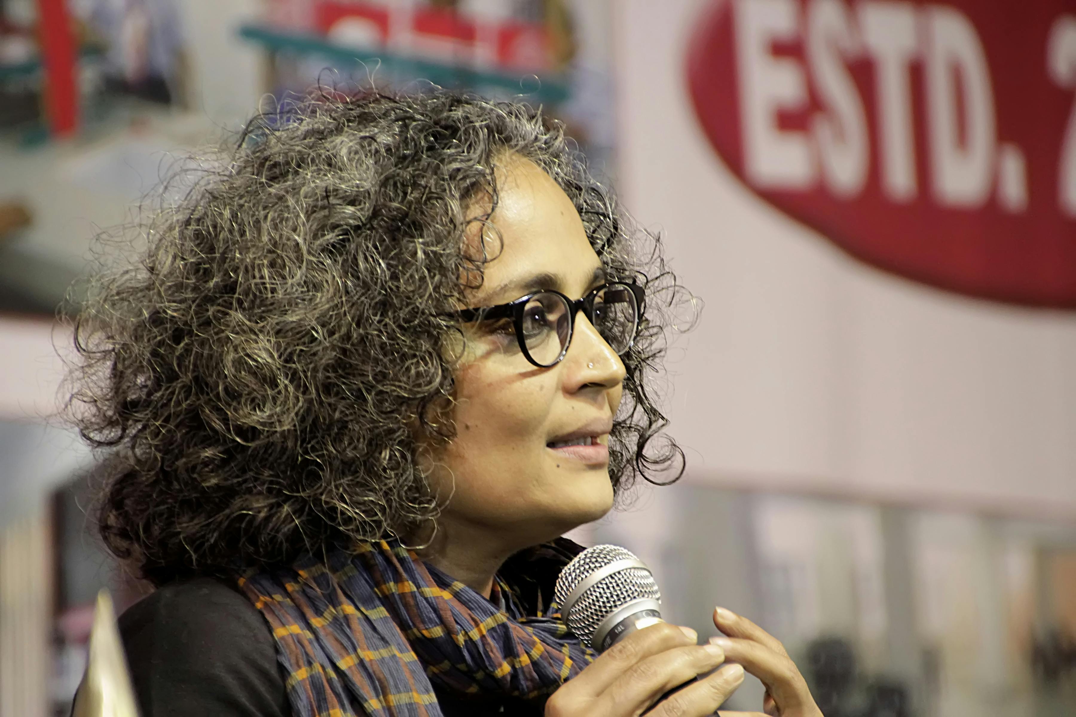 سوزانا ارونداتی روی (Arundhati Roy)، متولد ۱۹۶۱، نویسنده و فعال سیاسی هندی، رمان معروف او: خدای چیزهای کوچک (۱۹۹۷)