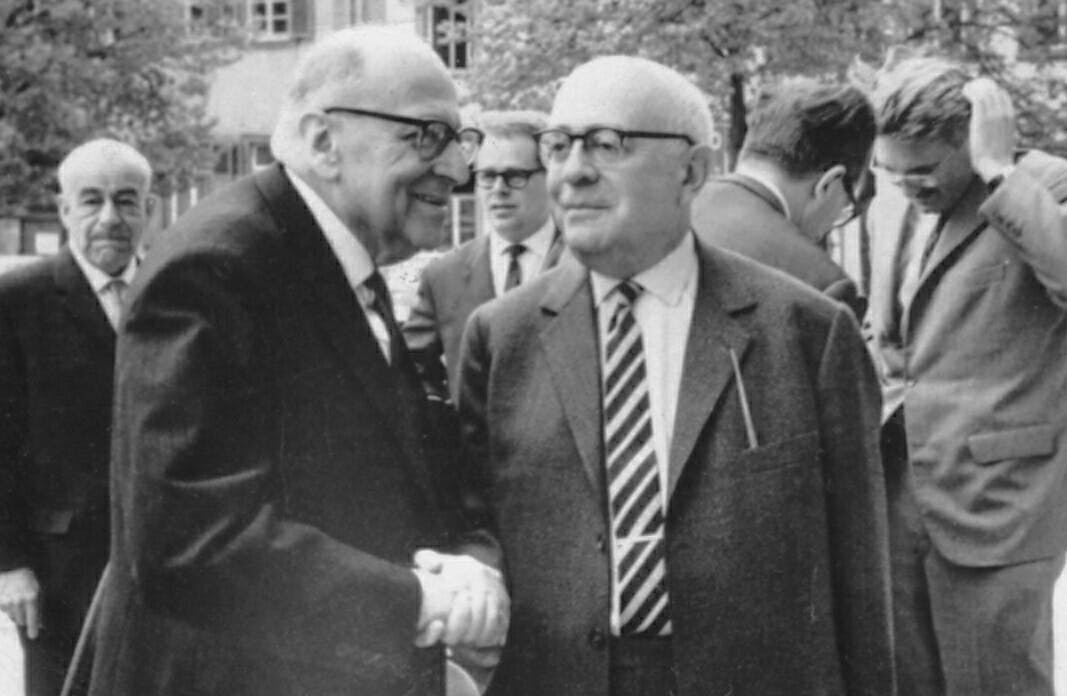 تئودور آدورنو و ماکس هورهایمر (۱۹۶۴). در سمت راست عکس یورگن هابرماس جوان دیده می‌شود.
