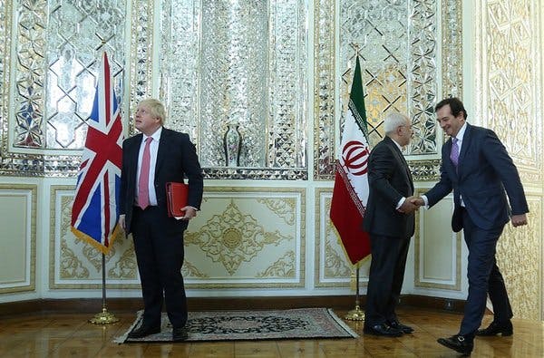 بوریس جانسون در ایران در مقام وزیر خارجه. محمدجواد ظریف، وزیر خارجه جمهوری اسلامی هم در عکس دیده می‌شود (آذر ۱۳۹۶)