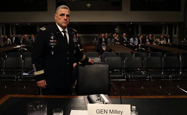 تصویر مارک میلی، رئیس ستاد ارتش آمریکا را در حالت ایستاده نشان می دهد