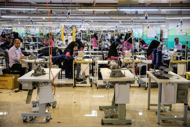 یک کارگاه تولیدی لباس