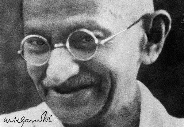 مهنداس کارامچاند گاندی (بر روی عکس: امضای گاندی)