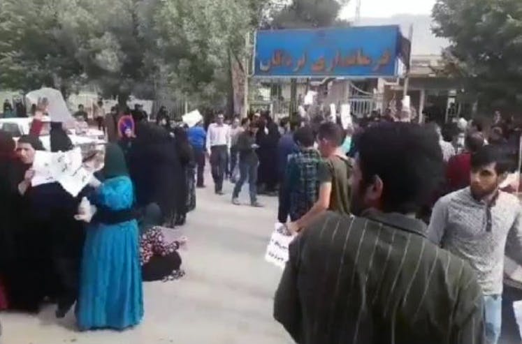 صحنه‌ای از تظاهرات اعتراضی مردم درمقابل فرمانداری لردگان (۱۰ مهر ۱۳۹۸)