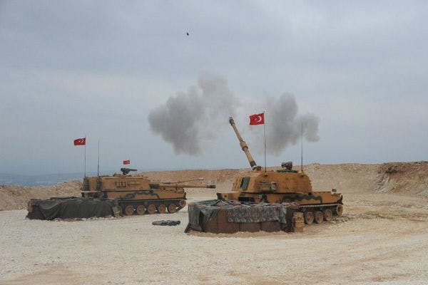 تصویری از تانک‌های ترکیه در حال شلیک