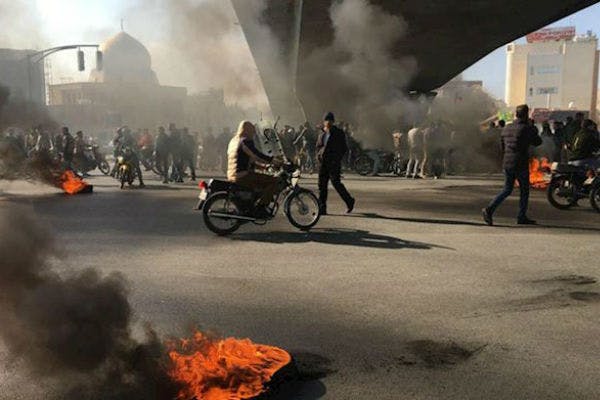آبان ۱۳۹۸: صحنه‌ای از اعتراضات گسترده به افزایش قیمت بنزین در ایران