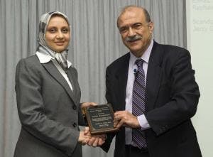 دکتر زهراسادات محقق، خواهرزاده لاریجانی‌ها، در حال دریافت جایزه از International Association of Probabilistic Safety Assessment and Management (PSAM)