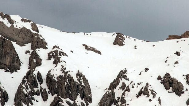 کولبران در ارتفاعات ته ته در فصل زمستان