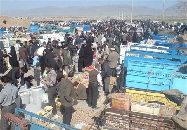 اینجا بازار روز کوی فرهنگ در زنجان است. دیگر تعطیل شده است. تکلیف دستفروشان چه می‌شود؟ در خانه می‌مانند تا کرونا نگیرند. اما با چه زندگی کنند؟ انتخاب میان کرونا و گرسنگی است.