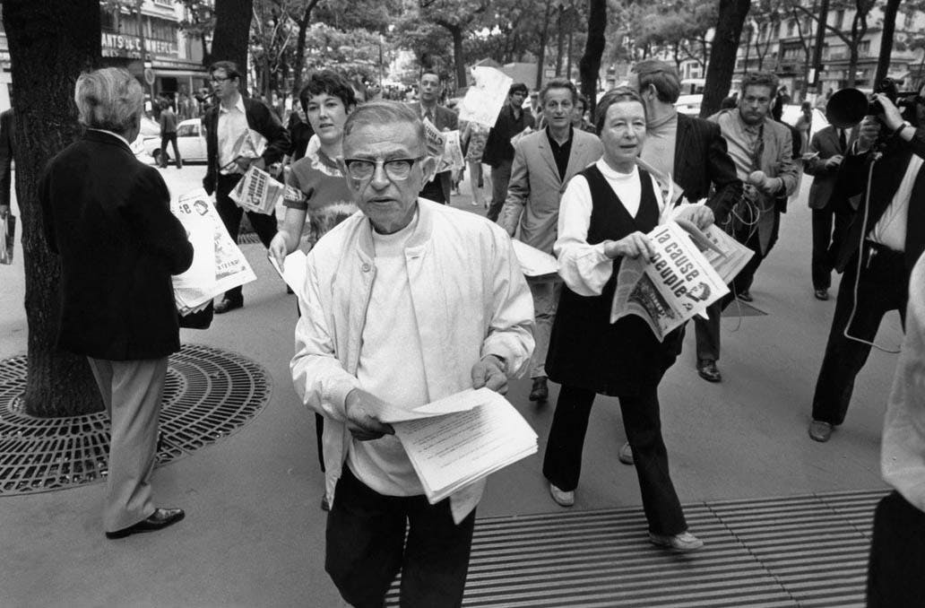 سیمون دو بوار و ژان پل سارتر در حال فروختن هفته نامه «آرمان خلق» در پاریس