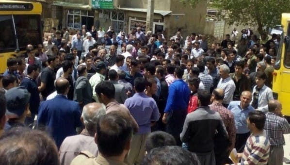 تجمع اعتراضی مردم حسن‌آباد مقابل شهرداری در اردیبهشت ۱۳۹۶