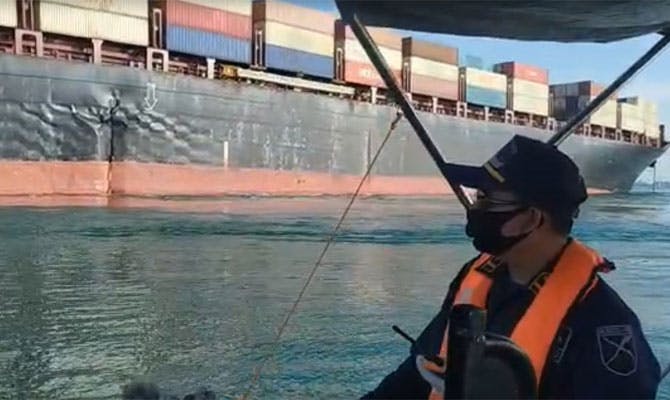 کشتی باری ایران در تنگه سنگاپور به گل نشست