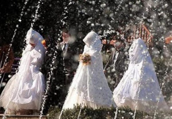 تصویری از سه کودک با لباس عروسی