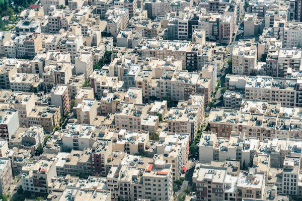 نمایی از مناطق مسکونی تهران. زلزله ۷ ریشتری در پایتخت زندگی ۲ میلیون نفر را مستقیما تحت تاثیر قرار می‌دهد. (عکس: شاتر استاک)