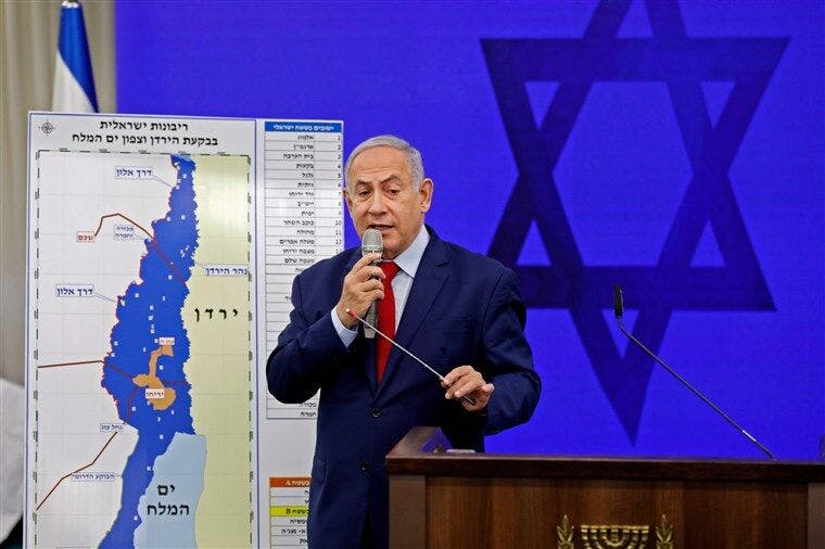 بنیامین نتانیاهو، نخست‌وزیر اسرائیل هنگام رونمایی از طرح الحاق کرانه باختری (عکس: آرشیو)