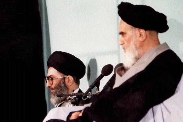 روح‌الله خمینی، بنیانگذار جمهوری اسلامی و علی خامنه‌ای، رهبر کنونی جمهوری اسلامی ـ ۱۳ شهریور ۱۳۶۴ در مراسم تنفیذ حکم ریاست جمهوری خامنه‌ای