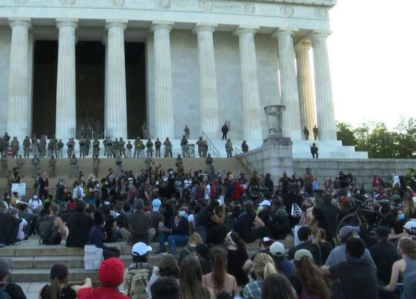 تظاهرات مسالمت‌آمیز مقابل یادبود لینکلن در واشنگتن (عکس: توییتر)