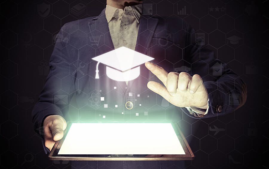 دگردیسی دانشگاه (عکس از Shutterstock) – آگامبن: «دانشجویانی که حقیقتا شیفته تحصیل هستند، باید از ثبت‌نام در دانشگاه‌هایی که به این طریق تغییر یافته‌اند، امتناع ورزند، و مانند دانشگاه‌های اولیه، دانشگاه‌های جدید خود را تشکیل دهند.»