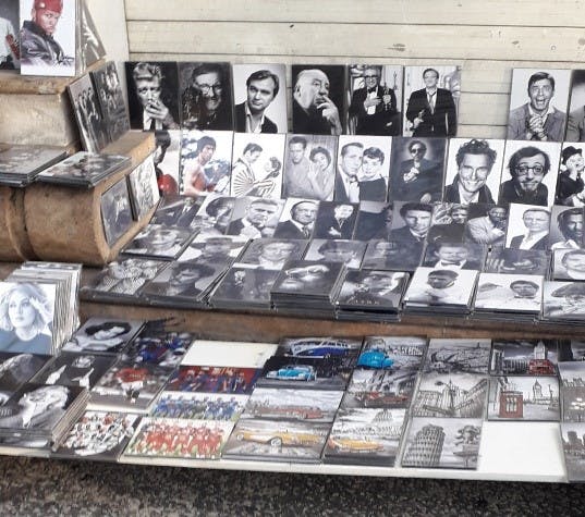 نوع خاصی از دست‌فروشی در مسیر میدان انقلاب به سمت دانشگاه تهران: فروش تصاویر شخصیت‌های ادبی و سیاسی