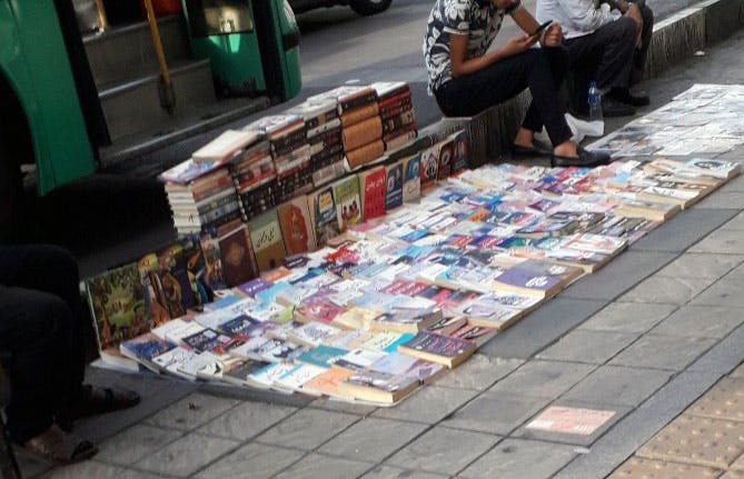 دست‌فروشی کتاب‌های کم‌یاب در میدان انقلاب