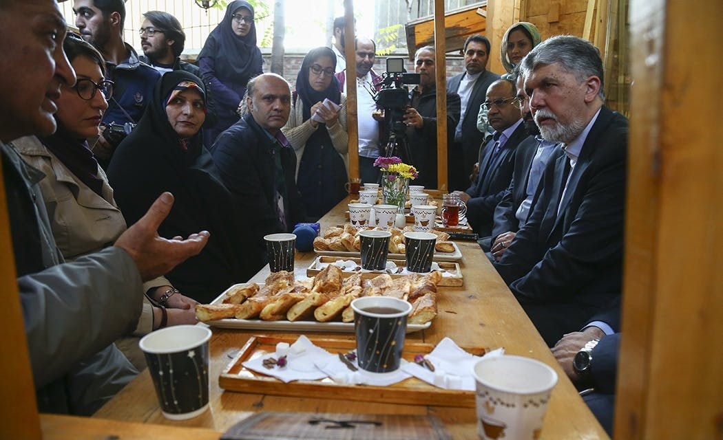 محمد حسن شهسواری (نشسته، نفر چهارم از چپ) در ضیافت وزیر ارشاد اسلامی (عکس: ویکی پدیا)