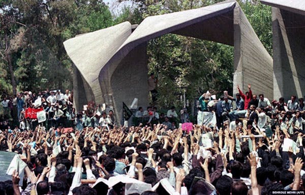 ۱۸ تیر ۱۳۷۸، جلوی در ورودی اصلی دانشگاه تهران در خیابان انقلاب − این محل شاهد چه صحنه‌ها که نبوده است