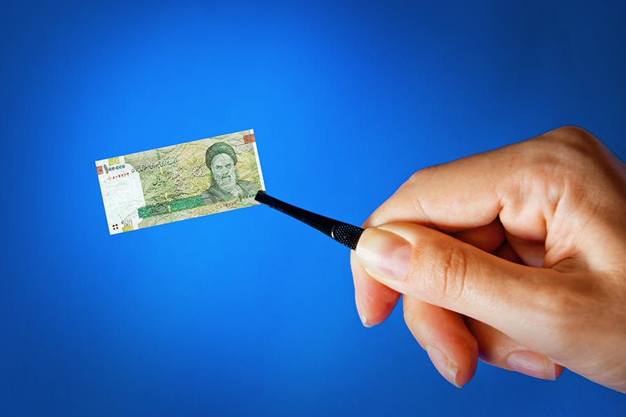 پول ایرانی، مدام به لحاظ ارزش کوچکتر می‌شود. عکس از Shutterstock