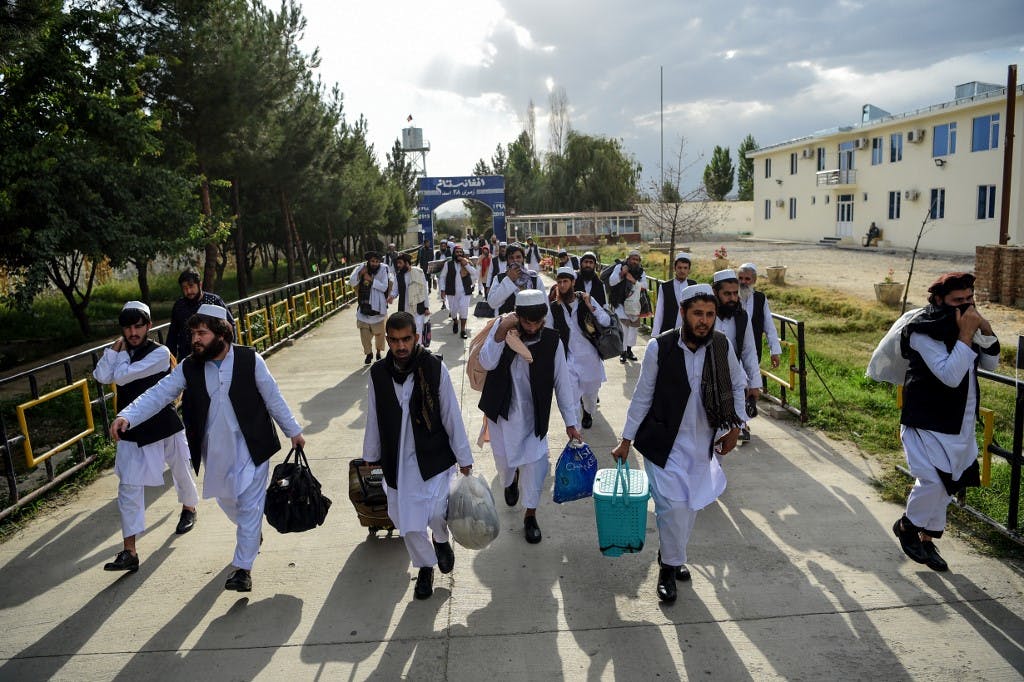 گروهی از زندانیان آزاده شده طالبان از زندان پُلِچرخی کابل (۳۱ ژوئیه ۲۰۲۰). عکس از AFP