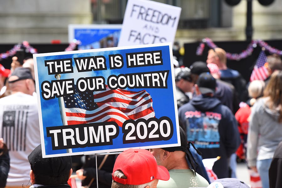 در یک تظاهرات: هواداران ترامپ می‌خواهند او در انتخابات پیروز شود تا به "جنگ" در کشور خاتمه دهد. (عکس از Shuterstock)