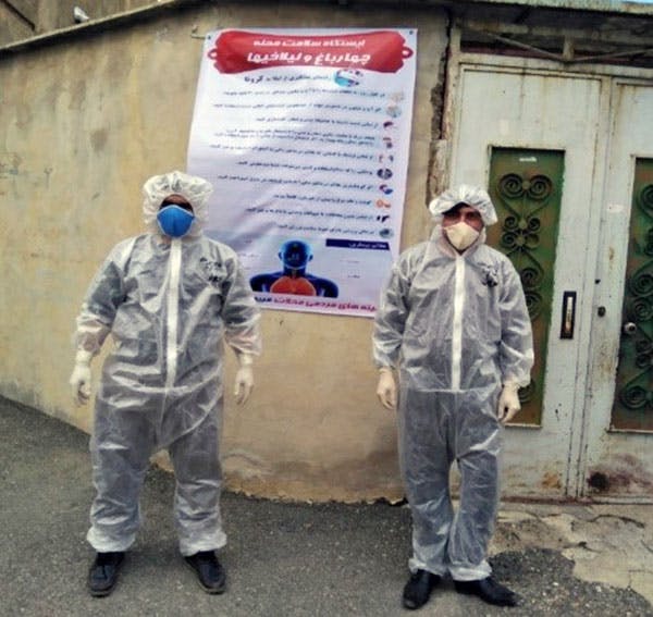 دو جوان حاضر در همیاری‌های داوطلبانه در مقابله با کرونا در ایستگاه سلامت مشترک محله‌های چهارباغ و لیلاخی‌های مریوان − ۱۳۹۹