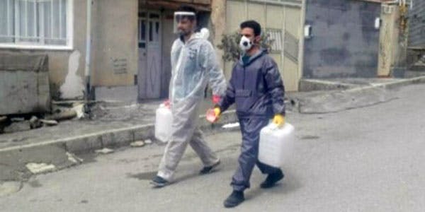 توزیع مواد ضدعفونی‌کننده در محله‌های شهر مریوان توسط کمیته‌ی همیاری محله‌ها − ۱۳۹۹