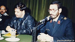 محمدعلی پورمختار، معاون حقوقی وقت نیروی انتظامی، در کنار فرهاد نظری، فرمانده پلیس تهران