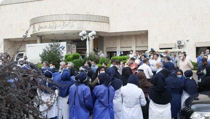 گردهمایی پرستاران بیمارستان روحانی بابل در اعتراض به پایین بودن دستمزد و عدم پرداخت کارانه‌ها (۷ مهر ۱۳۹۹)