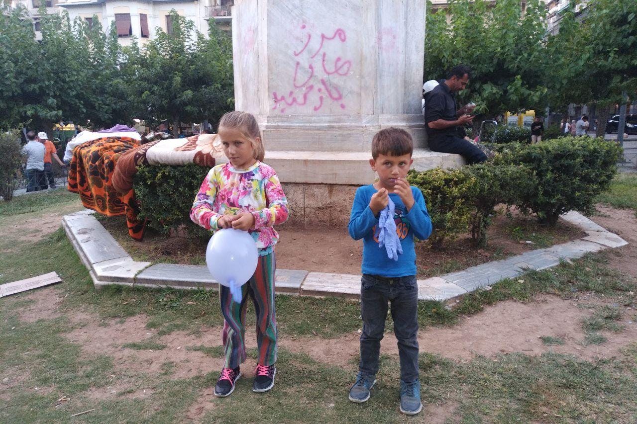دو کودک در میدان ویکتوریا، عکس از سیاوش شهابی (گرفتن و انتشار عکس با اجازه از والدین آنان)