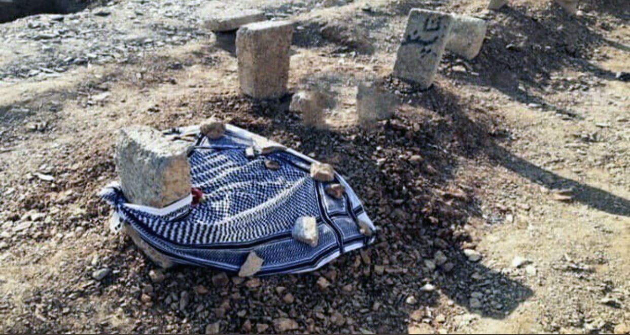 مزار یکی از معترضان کشته‌شده در مریوان، اندکی پس از دفن او – آبان ۱۳۹۸، عکس از شبکه‌های اجتماعی