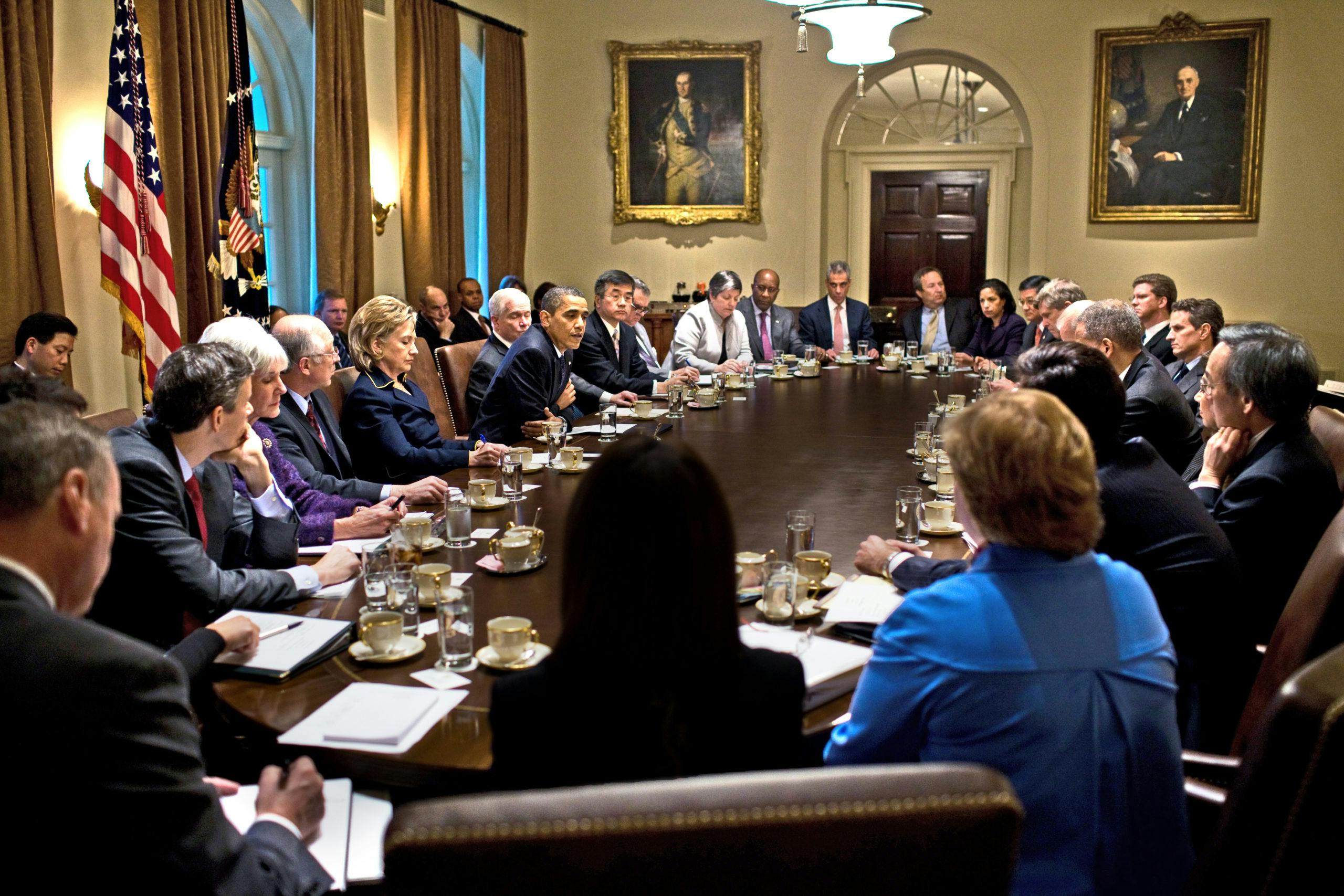 باراک اوباما در نشستی با اعضای کابینه در کاخ سفید- ۲۳ نوامبر۲۰۰۹