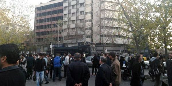 حزب اصلی مردم، حزب خیابان است. صحنه‌ای از شروع اعتراض‌های دی‌ماه ۱۳۹۶ در مشهد