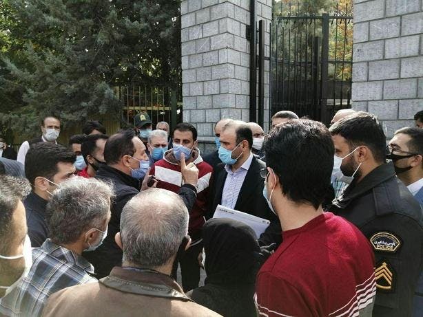 مالباختگان معترض در حال بحث با حسن قالیباف اصل، رئیس سازمان بورس و اوراق بهادار ایران - ۵ آبان ۱۳۹۹